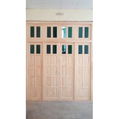 Дверь деревянная двойная со стеклянными вставками