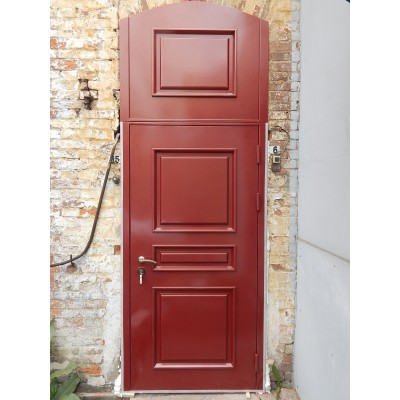 Дверь красная